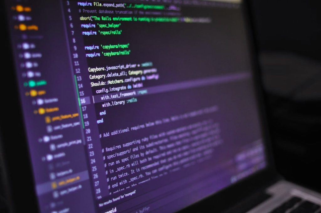 Photo de lignes de code sur un écran d'ordinateur