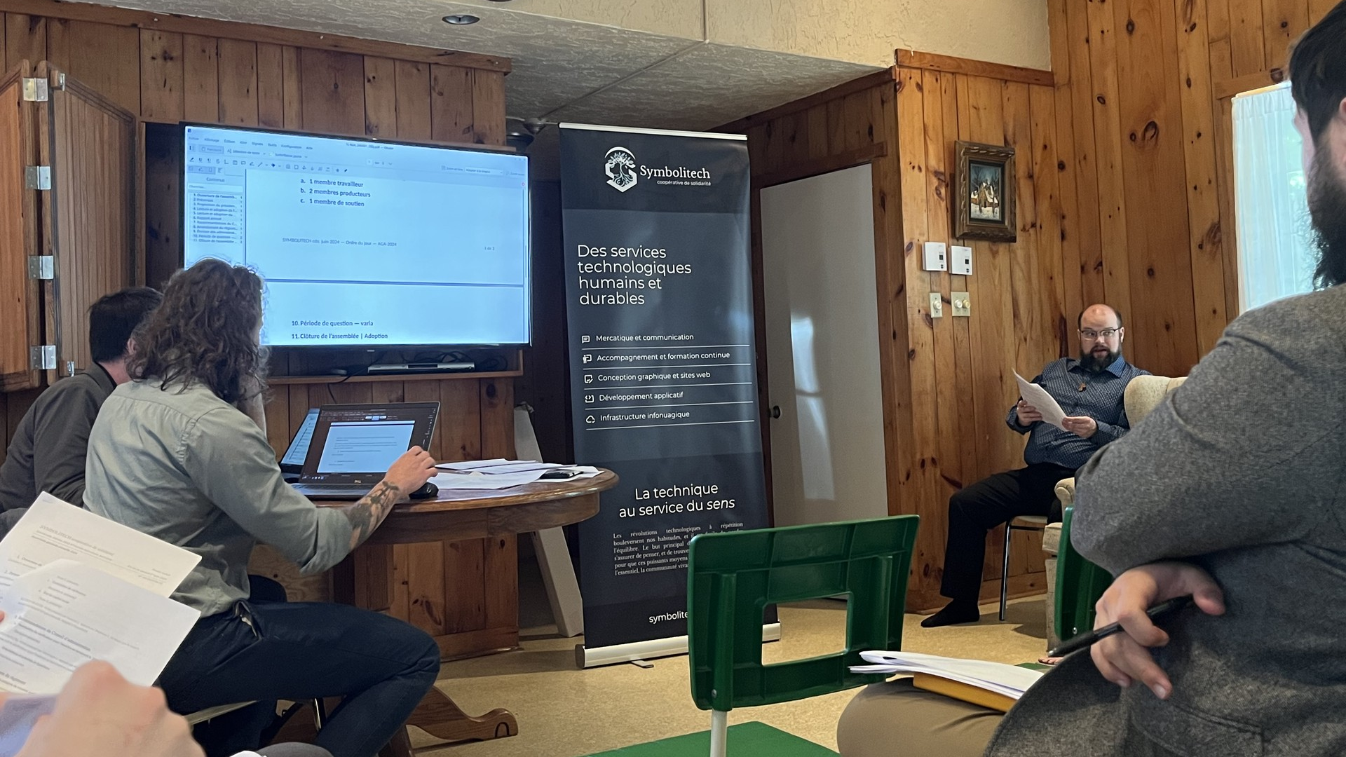 Photo des membres de la coopérative Symbolitech durant leur assemblée générale annuelle